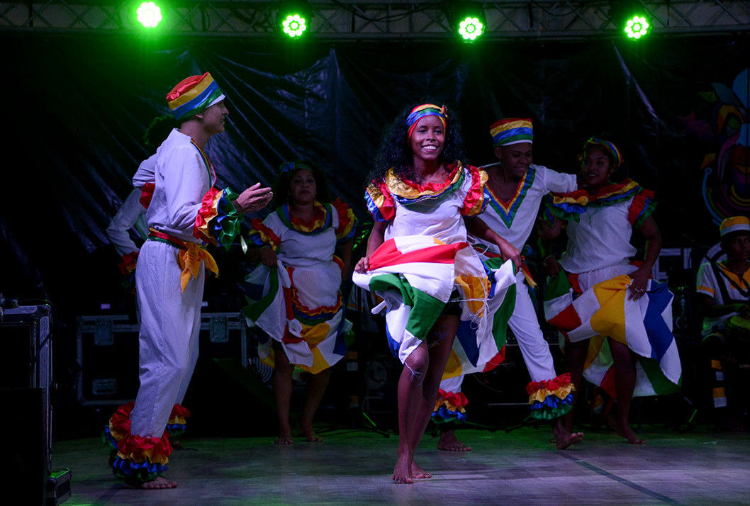 Las y los estudiantes de la Uraccan se ganaron al público con su carisma y sus bailes caribeños.