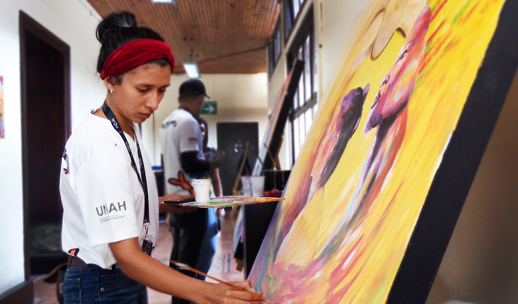 Blanca Cordón, es una de las estudiantes centroamericanas que visitó Costa Rica, gracias al FICCUA, su talento está plasmado en la pintura,. el dibujo