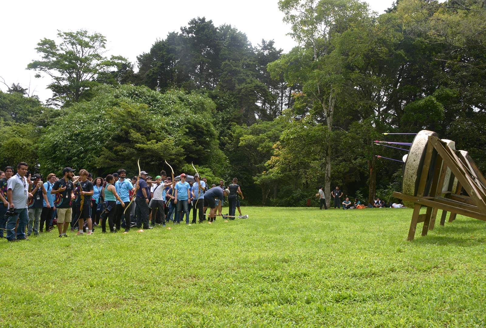 Estudiantes de diversas universidades públicas de Centroamérica disfrutaron jugando tiro al blanco en el Parque del Este. 