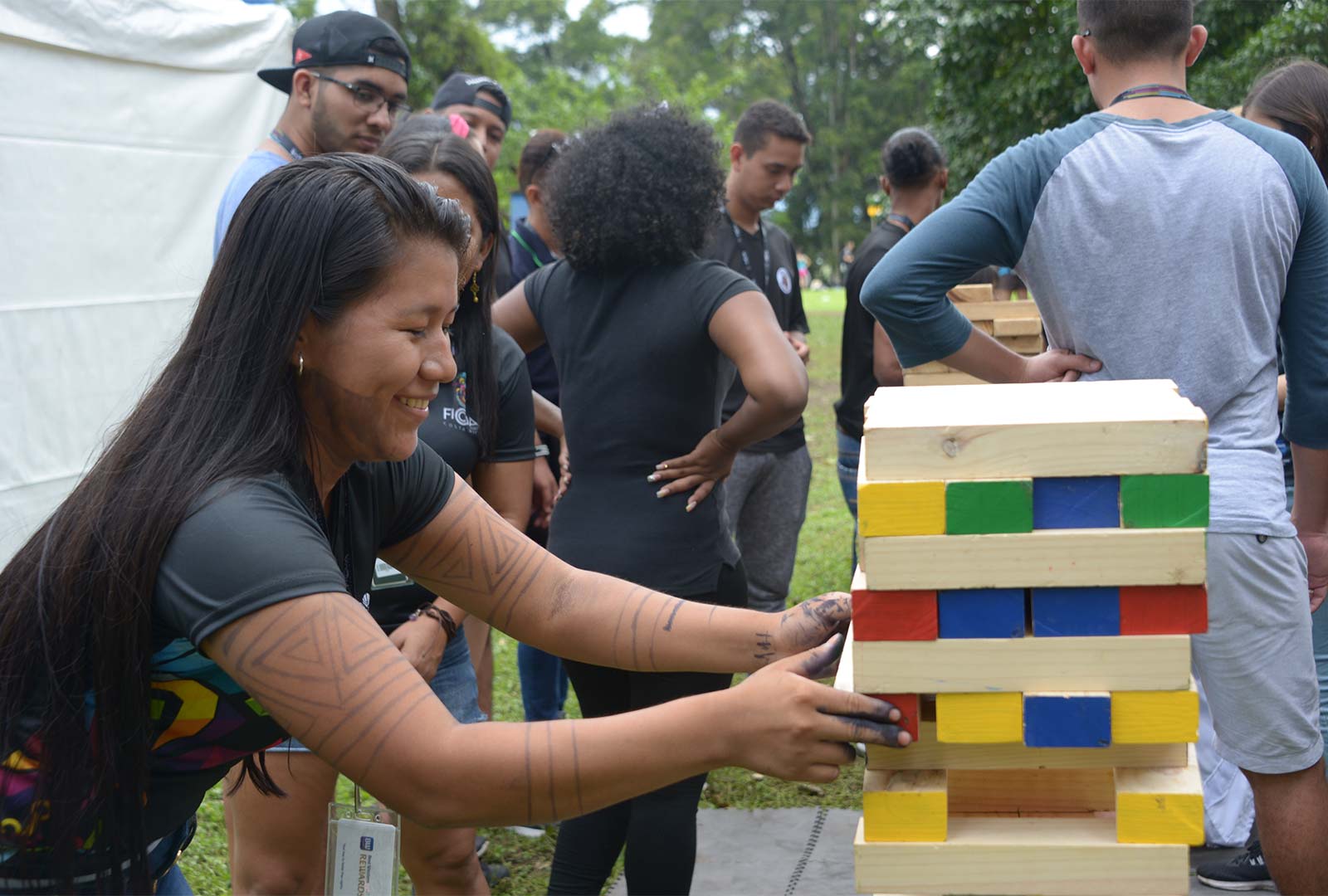 Una estudiante, proveniente del Darién, en Panamá, jugó Jenga durante el convivio estudiantil. 